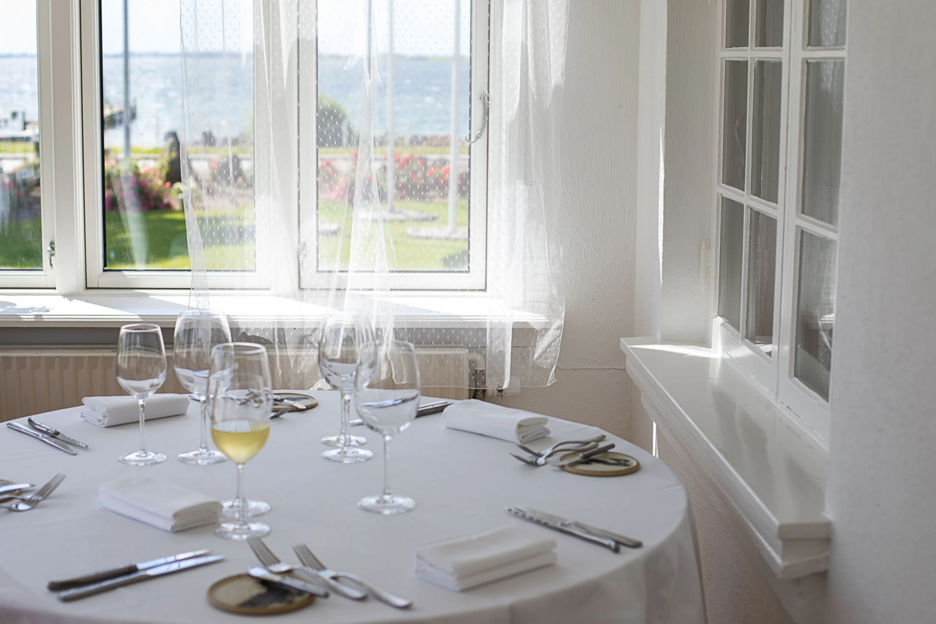 Restaurant-Havlit_Faaborg-Fjord_Bord i gourmet restaurant havlit med udsigt til havet.webp