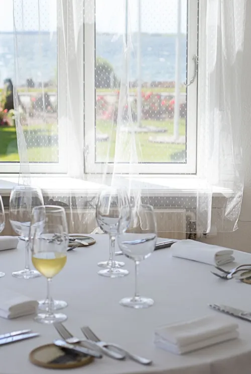 Restaurant-Havlit_Faaborg-Fjord_Bord i gourmet restaurant havlit med udsigt til havet.webp