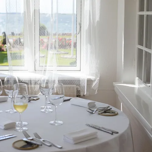 Restaurant-Havlit_Faaborg-Fjord_Bord i gourmet restaurant havlit med udsigt til havet.webp