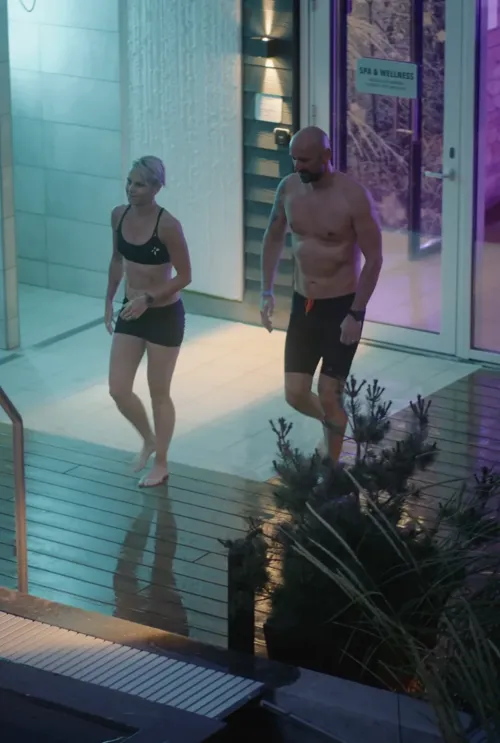 Restaurant-Havlit_Faaborg-Fjord_Par på vej i infinitypool.webp