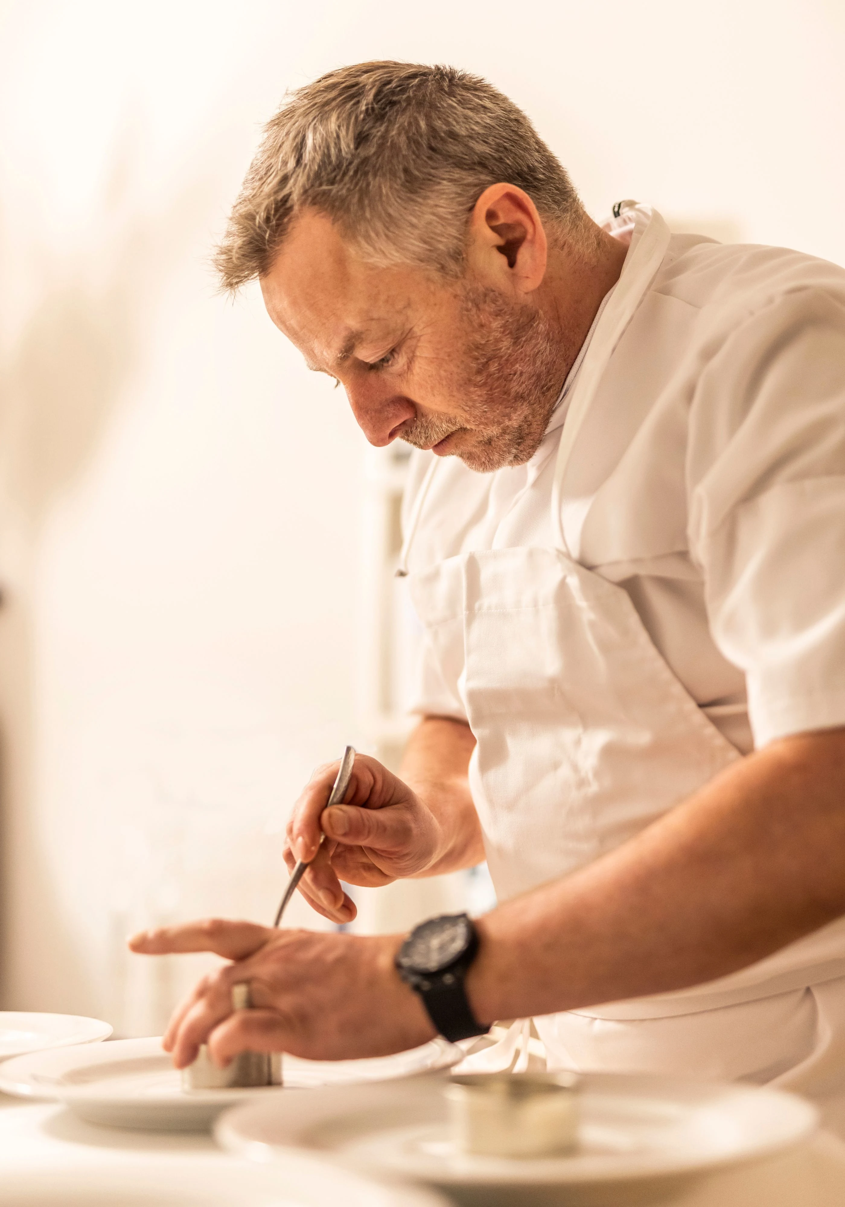 Restaurant-Havlit_Faaborg-Fjord_Thomas pasfall anretter gourmetmas til restaurant havlit.webp