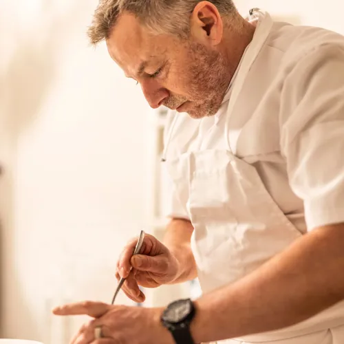 Restaurant-Havlit_Faaborg-Fjord_Thomas pasfall anretter gourmetmas til restaurant havlit.webp