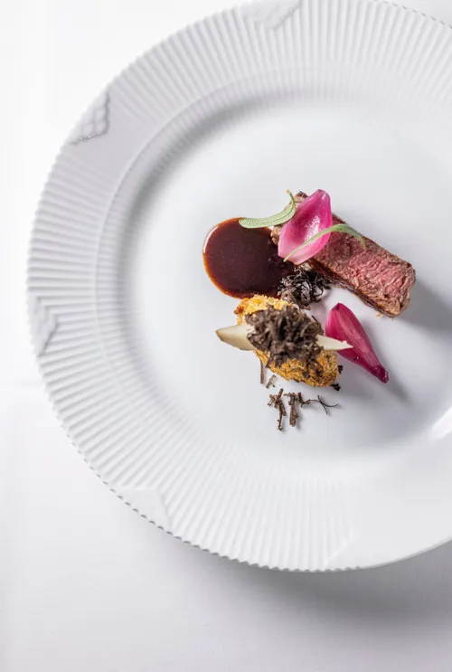 Restaurant-Havlit_Faaborg-Fjord_Steak med syltede rødløg.webp