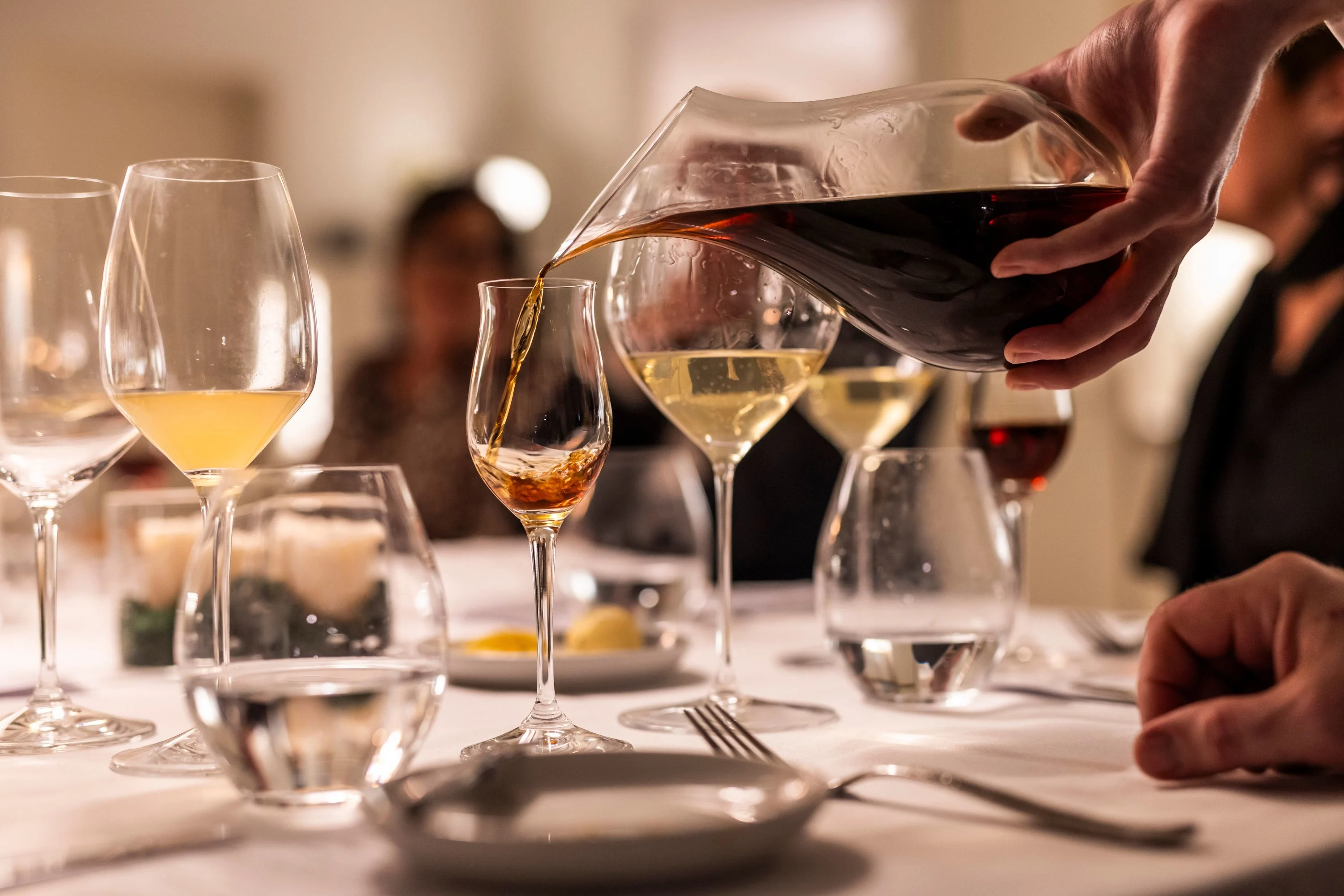 Restaurant-Havlit_Faaborg-Fjord_Vin skænkes fra karaffel.webp