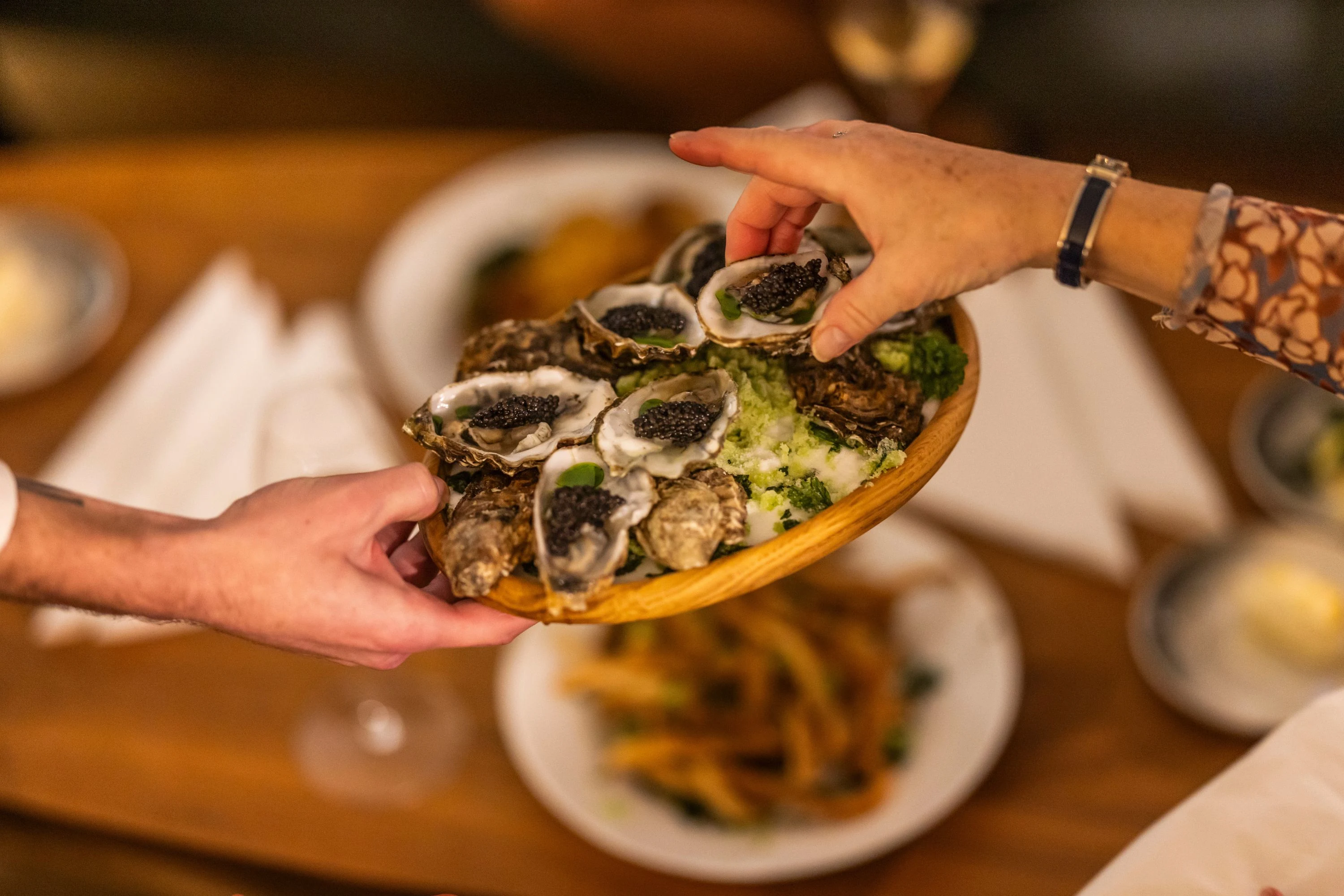 Restaurant-Havlit_Faaborg-Fjord_Østers med kaviar deles blandt gæster.webp