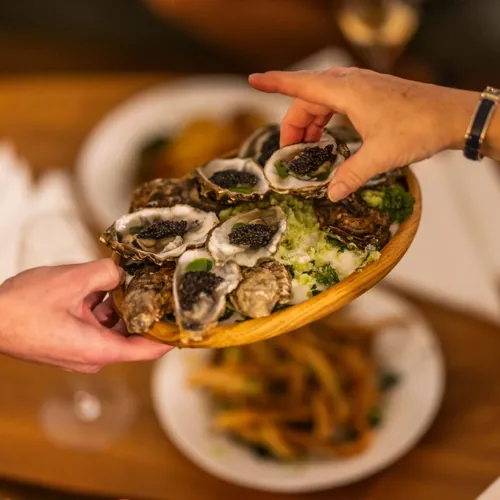 Restaurant-Havlit_Faaborg-Fjord_Østers med kaviar deles blandt gæster.webp