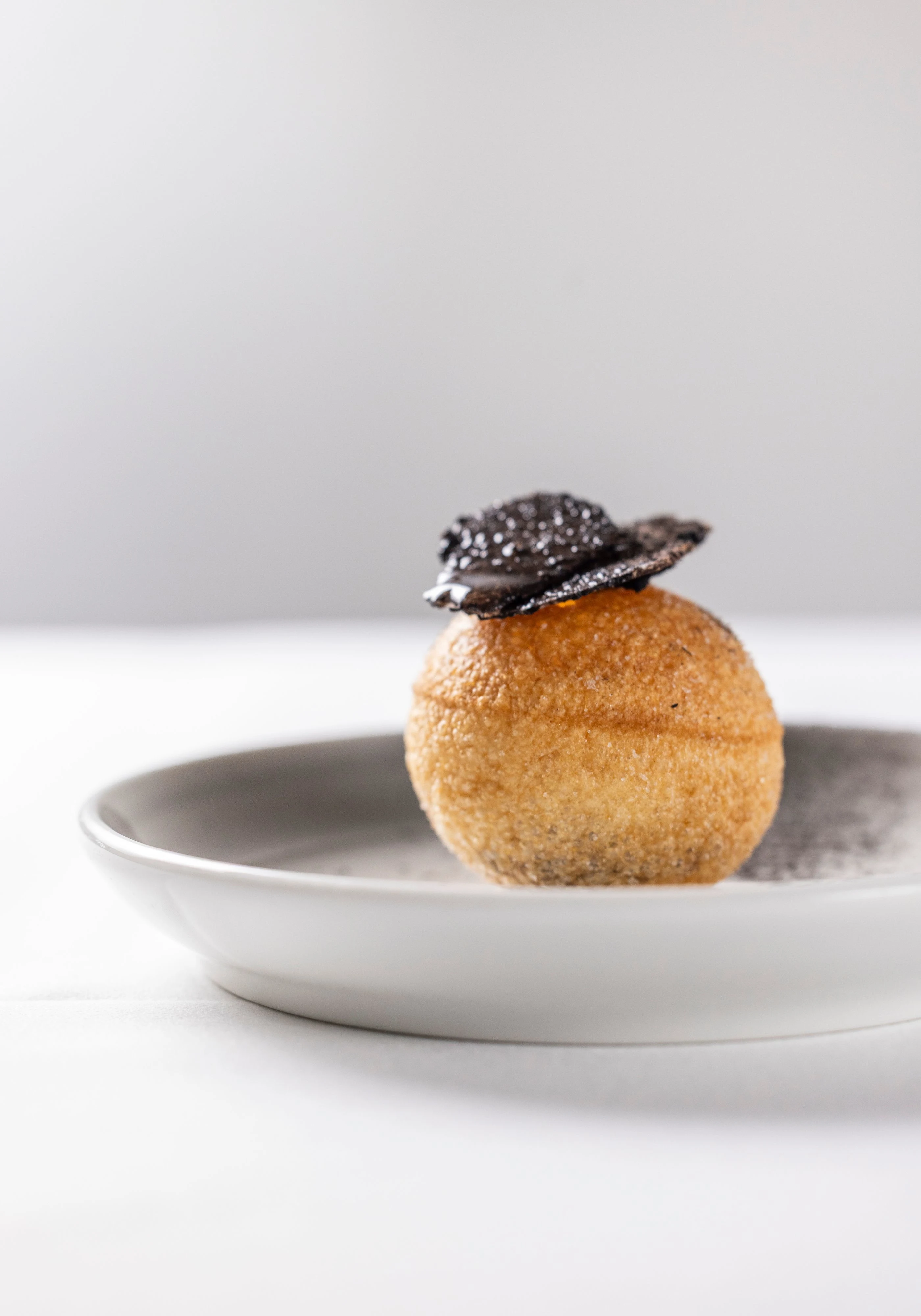 Restaurant-Havlit_Faaborg-Fjord_Rund krustade på tallerken.webp