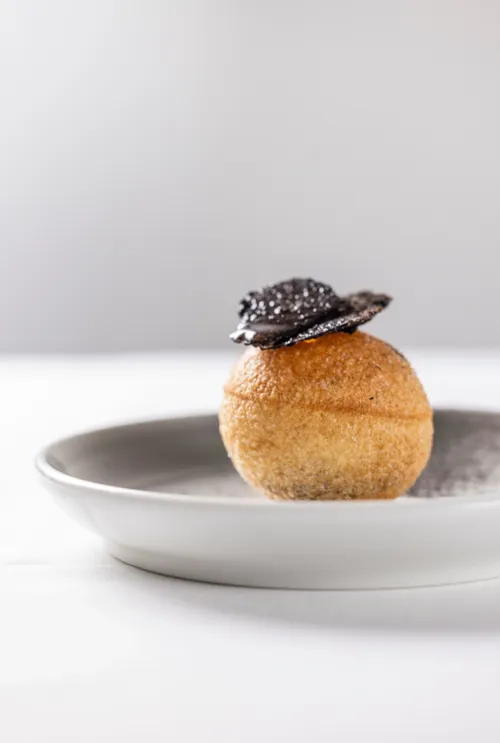 Restaurant-Havlit_Faaborg-Fjord_Rund krustade på tallerken.webp