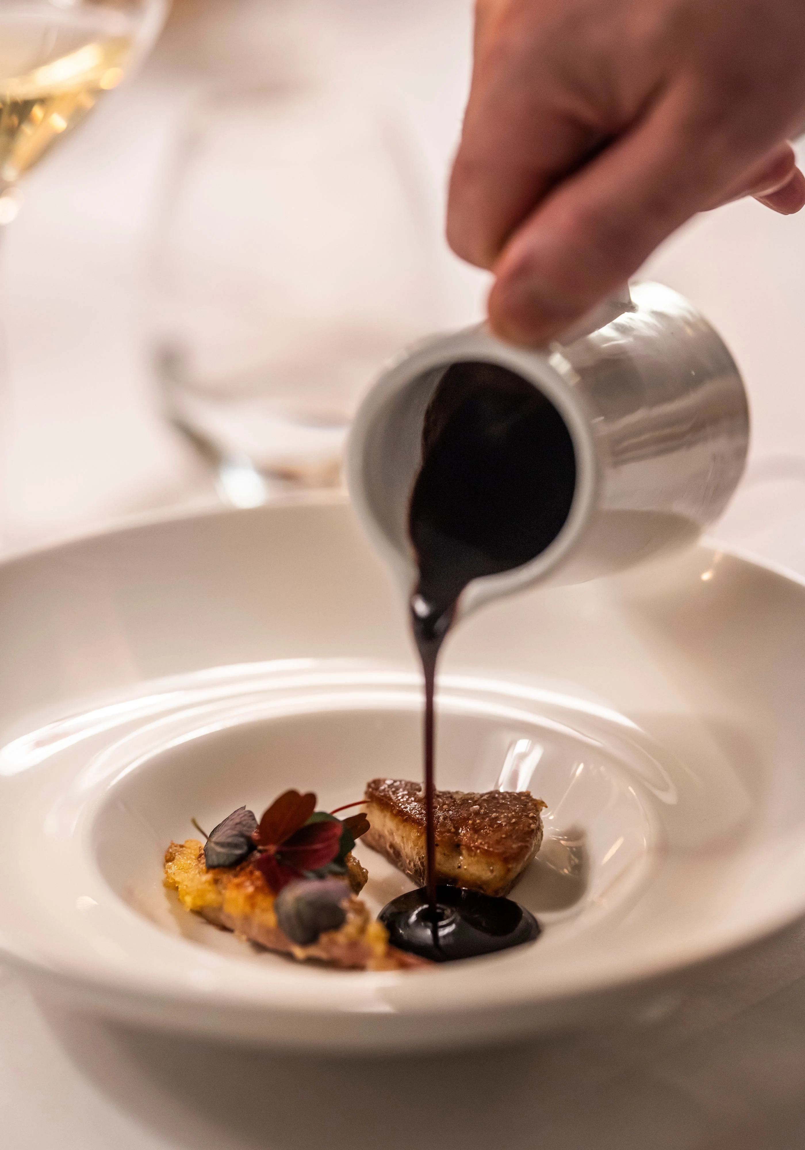 Restaurant-Havlit_Faaborg-Fjord_Souce hældes på gourmet ret.webp