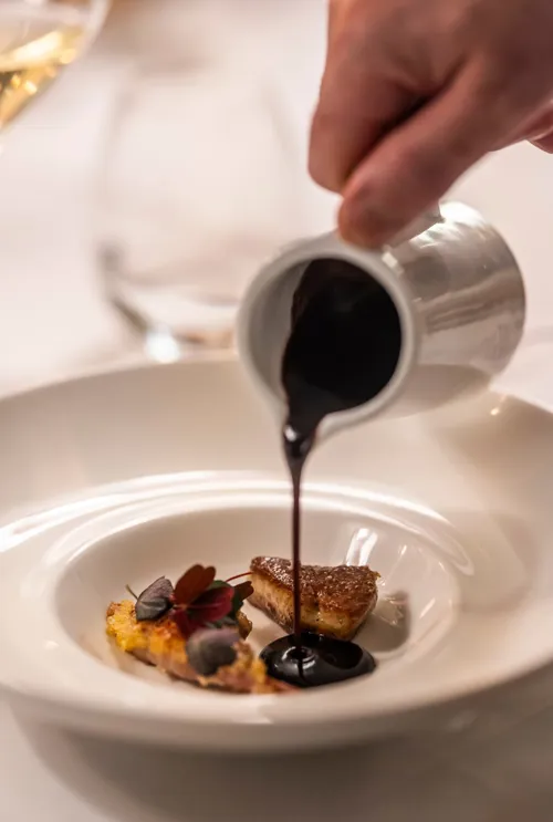 Restaurant-Havlit_Faaborg-Fjord_Souce hældes på gourmet ret.webp