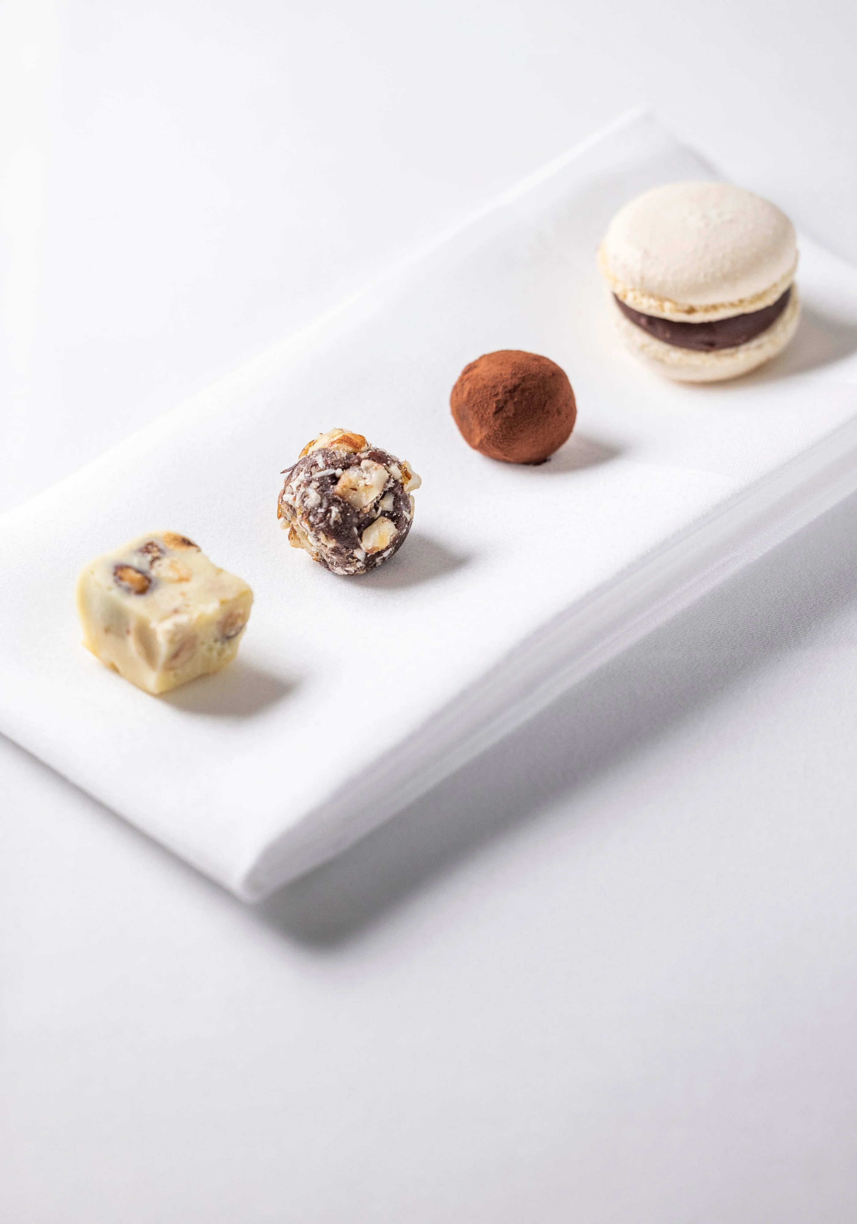 Restaurant-Havlit_Faaborg-Fjord_Macaron og små andre chokolade snacks.webp