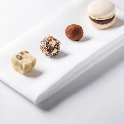 Restaurant-Havlit_Faaborg-Fjord_Macaron og små andre chokolade snacks.webp