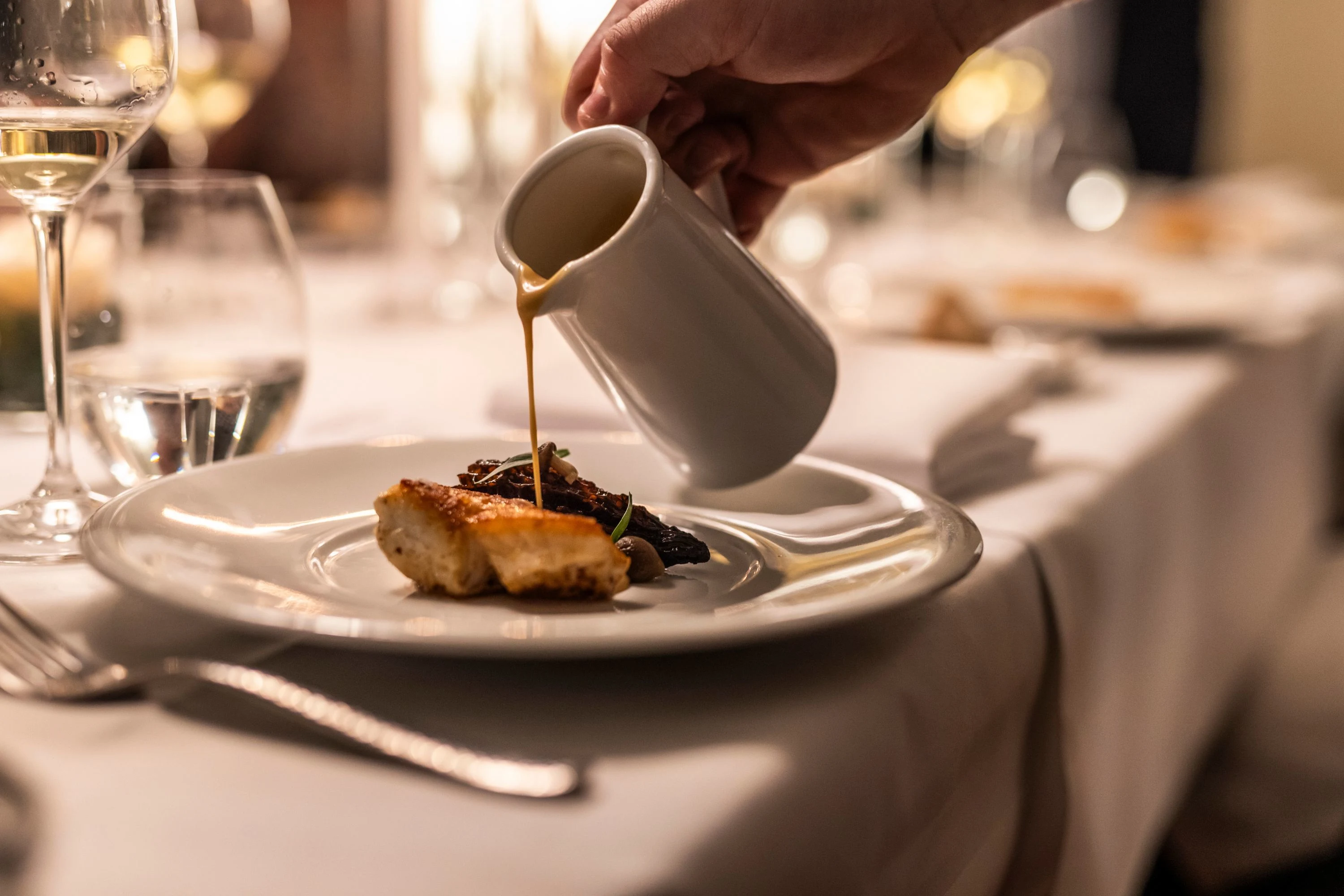 Restaurant-Havlit_Faaborg-Fjord_Gourmet servering i restaurant Havlit.webp